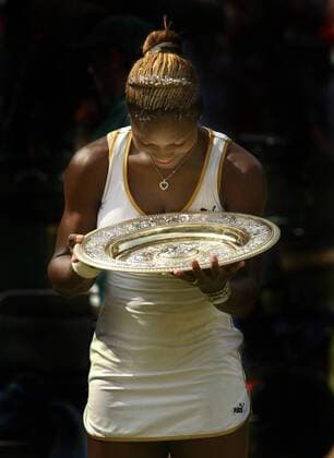 WTA Tour 2002 - Wimbledon Siegerin Serena Williams (USA) betrachtet ihre Trophäe -  Tennis Damen All England Championships 2002, WTA Tour, Grand Slam, Einzelbild Wimbledon London Glück, Freude, Tennis Damen All England Championships 2002, WTA Tour, Grand Slam, Einzelbild Wimbledon London Glück, Freude,
