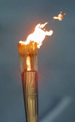 Das Olympische Feuer für die Olympischen Winterspiele 2002 in Salt Lake City -  (WAX2002010905) OS Winter Herren Olympische Spiele 2002, Winterspiele, Fackellauf, Fackel, Feuer, Flamme, Olympiafackel, Olympiafeuer Einzelbild OS Winter Herren Olympische Spiele 2002, Winterspiele, Fackellauf, Fackel, Feuer, Flamme, Olympiafackel, Olympiafeuer Einzelbild