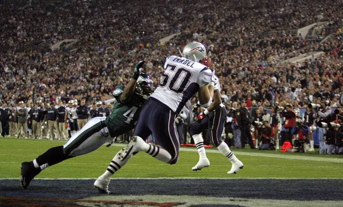 Mike Vrabel (New England Patriots, re.) erzielt einen Touchdown -  (sbp20050206107) American Football Herren NFL Super Bowl XXXIX 2004 2005, 39. Superbowl, Finale, Endspiel Gruppe Jacksonville Dynamik, American Football Herren NFL Super Bowl XXXIX 2004 2005, 39. Superbowl, Finale, Endspiel Gruppe Jacksonville Dynamik,