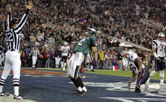 L.J. Smith (Philadelphia Eagles) jubelt entfesselt, nachdem Back Judge Tony Steratore (li.) seinen Touchdown anerkannt hat -  (sbp2005020669) American Football Herren NFL Super Bowl XXXIX 2004 2005, 39. Superbowl, Finale, Endspiel Gruppe Jacksonville Freude, Begeisterung, American Football Herren NFL Super Bowl XXXIX 2004 2005, 39. Superbowl, Finale, Endspiel Gruppe Jacksonville Freude, Begeisterung,