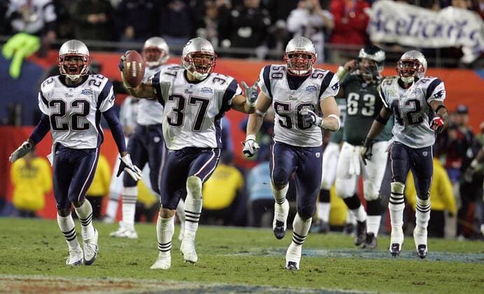 Die New England Patriots bejubeln die entscheidende Interception, v.li.: Asante Samuel, Rodney Harrison, Mike Vrabel und Dexter Reid -  (sbp2005020695) American Football Herren NFL Super Bowl XXXIX 2004 2005, 39. Superbowl, Finale, Endspiel Gruppe Jacksonville Freude, Begeisterung, American Football Herren NFL Super Bowl XXXIX 2004 2005, 39. Superbowl, Finale, Endspiel Gruppe Jacksonville Freude, Begeisterung,