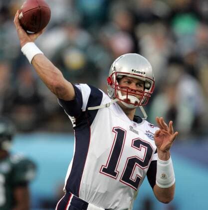 Tom Brady (New England Patriots) wirft den Ball -  (sbp2005020633) American Football Herren NFL Super Bowl XXXIX 2004 2005, 39. Superbowl, Finale, Endspiel Einzelbild Jacksonville Dynamik, American Football Herren NFL Super Bowl XXXIX 2004 2005, 39. Superbowl, Finale, Endspiel Einzelbild Jacksonville Dynamik,