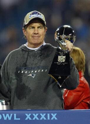 Bill Belichick (New England Patriots), Head Coach des Superbowlsiegers 2005, stemmt die Vince Lombardi Trophy -  (sbp20050206102) American Football Herren NFL Super Bowl XXXIX 2004 2005, 39. Superbowl, Finale, Endspiel Einzelbild Jacksonville American Football Herren NFL Super Bowl XXXIX 2004 2005, 39. Superbowl, Finale, Endspiel Einzelbild Jacksonville