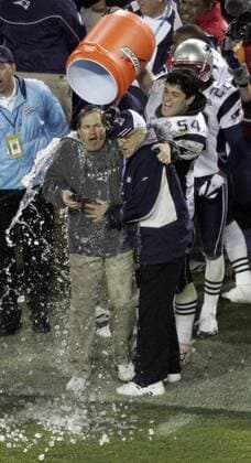 Tedy Bruschi verpasst Head Coach Bill Belichick (beide New England Patriots, li.) und dessen Vater Steve nach dem Gewinn des Superbowls 2005 die obligatorische Wasserdusche -  (sbp2005020684) American Football Herren NFL Super Bowl XXXIX 2004 2005, 39. Superbowl, Finale, Endspiel Gruppe Headcoach, Familie, Eltern, Jacksonville, Spritzer, Wasserspritzer Freude, Begeisterung, American Football Herren NFL Super Bowl XXXIX 2004 2005, 39. Superbowl, Finale, Endspiel Gruppe Headcoach, Familie, Eltern, Jacksonville, Spritzer, Wasserspritzer Freude, Begeisterung,