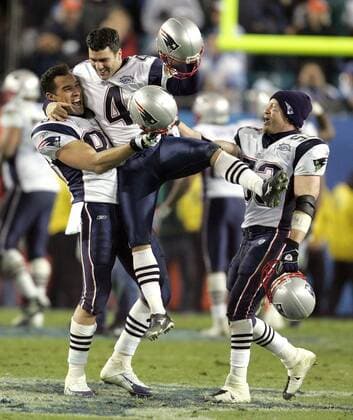 Die New England Patriots feiern den Gewinn des Super Bowls 2005, v.li.: Christian Fauria, Adam Vinatieri und Larry Izzo -  (sbp2005020693) American Football Herren NFL Super Bowl XXXIX 2004 2005, 39. Superbowl, Finale, Endspiel Gruppe Jacksonville Glück, Freude, Begeisterung, American Football Herren NFL Super Bowl XXXIX 2004 2005, 39. Superbowl, Finale, Endspiel Gruppe Jacksonville Glück, Freude, Begeisterung,
