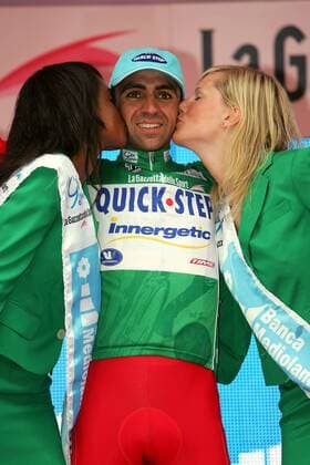 Juan Manuel Garate (Spanien Quick Step Innergetic) gewinnt die Bergwertung des Giro dItalia 2006 und empfängt Siegerküsse von den Hostessen -  Radsport Herren 89. Giro dItalia 2006, d Italia, ProTour, Straßenradsport, Straße, Rad Gruppe 21. Etappe: Ghisallo - Mailand Freude, Radsport Herren 89. Giro dItalia 2006, d Italia, ProTour, Straßenradsport, Straße, Rad Gruppe 21. Etappe: Ghisallo - Mailand Freude,