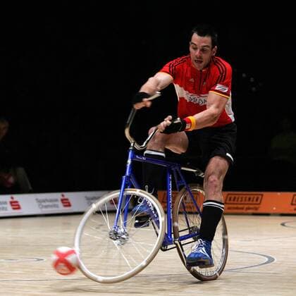 Thomas Abel (Deutschland) am Ball Radsport WM Herren Weltmeisterschaft 2006, Länderspiel, Nationalteam, Nationaltrikot, Radball, Hallenradsport, Halle Einzelbild Chemnitz Dynamik, Radsport WM Herren Weltmeisterschaft 2006, Länderspiel, Nationalteam, Nationaltrikot, Radball, Hallenradsport, Halle Einzelbild Chemnitz Dynamik,