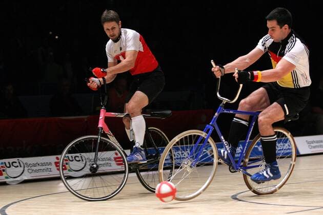 Thomas Abel (Deutschland, re.) gegen Paul Looser Dominik Planzer (Schweiz) Radsport WM Herren Weltmeisterschaft 2006, Länderspiel, Nationalteam, Nationaltrikot, Radball, Hallenradsport, Halle Gruppe Chemnitz Radsport WM Herren Weltmeisterschaft 2006, Länderspiel, Nationalteam, Nationaltrikot, Radball, Hallenradsport, Halle Gruppe Chemnitz