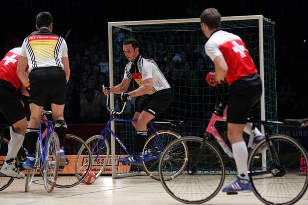Thomas Abel (li.) und Christian Heß (beide Deutschland , 2.v.re.) gegen Paul Looser Dominik Planzer (Schweiz) Radsport WM Herren Weltmeisterschaft 2006, Länderspiel, Nationalteam, Nationaltrikot, Radball, Hallenradsport, Halle Gruppe Chemnitz Radsport WM Herren Weltmeisterschaft 2006, Länderspiel, Nationalteam, Nationaltrikot, Radball, Hallenradsport, Halle Gruppe Chemnitz