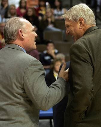 Headcoach George Karl (Denver Nuggets, li.) im Gespräch mit seinem Trainerkollegen Don Nelson (Golden State Warriors) -  (DEN2006112412) Basketball Herren NBA 2006 2007, Denver Nuggets - Golden State Warriors 140:129 Gruppe Denver Basketball Herren NBA 2006 2007, Denver Nuggets - Golden State Warriors 140:129 Gruppe Denver