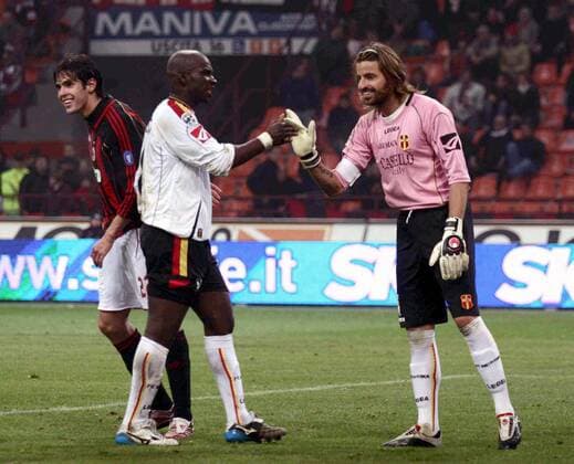Torwart Marco Storari (re.) klatscht mit Marc Andre Zoro (beide Messina) ab, li. Kaka (Milan) -  Fußball Herren Serie A 2006 2007, 1. Italienische Liga, AC Mailand - FC Messina 1:0, Vdig Gruppe Mailand Fußball Herren Serie A 2006 2007, 1. Italienische Liga, AC Mailand - FC Messina 1:0, Vdig Gruppe Mailand
