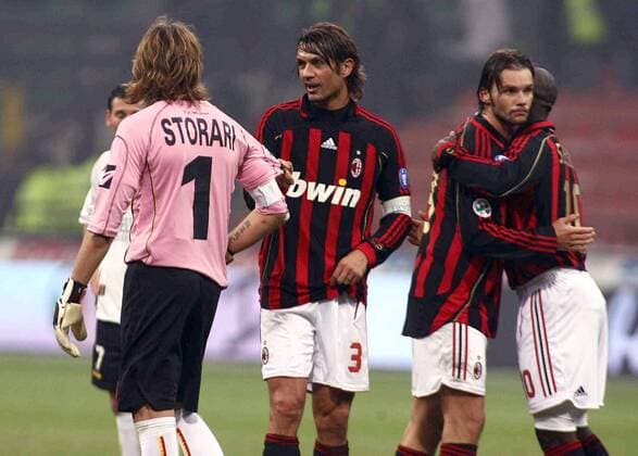 Paolo Maldini (Milan, 2.v.li.) im Gespräch mit Torwart Marco Storari (Messina, li.) -  Fußball Herren Serie A 2006 2007, 1. Italienische Liga, AC Mailand - FC Messina 1:0, Vdig Gruppe Mailand Fußball Herren Serie A 2006 2007, 1. Italienische Liga, AC Mailand - FC Messina 1:0, Vdig Gruppe Mailand
