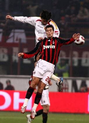 Yoann Gourcuff (Milan, re.) gegen Christian Rigano (Messina) -  Fußball Herren Serie A 2006 2007, 1. Italienische Liga, AC Mailand - FC Messina 1:0, Vdig Gruppe Mailand Fußball Herren Serie A 2006 2007, 1. Italienische Liga, AC Mailand - FC Messina 1:0, Vdig Gruppe Mailand