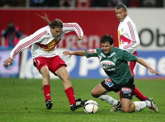Sebastian Martinez (Ried, re.) gegen Ezequiel Carboni (li.), dahinter Johan Vonlanthen (beide Salzburg) Fußball 1. BL Herren TMobile Bundesliga 2006 2007, 1. Österreichische Liga, SV Josko Ried - Red Bull Salzburg, RedBull Gruppe Ried Dynamik, Fußball 1. BL Herren TMobile Bundesliga 2006 2007, 1. Österreichische Liga, SV Josko Ried - Red Bull Salzburg, RedBull Gruppe Ried Dynamik,