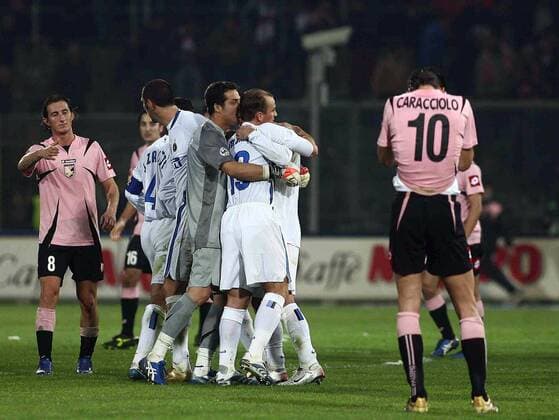 Schlussjubel Inter zwischen den enttäuschten Spielern von US Palermo -  Fußball Herren Serie A 2006 2007, 1. Italienische Liga, US Palermo - FC Internazionale Mailand 1:2 Gruppe Palermo Fußball Herren Serie A 2006 2007, 1. Italienische Liga, US Palermo - FC Internazionale Mailand 1:2 Gruppe Palermo