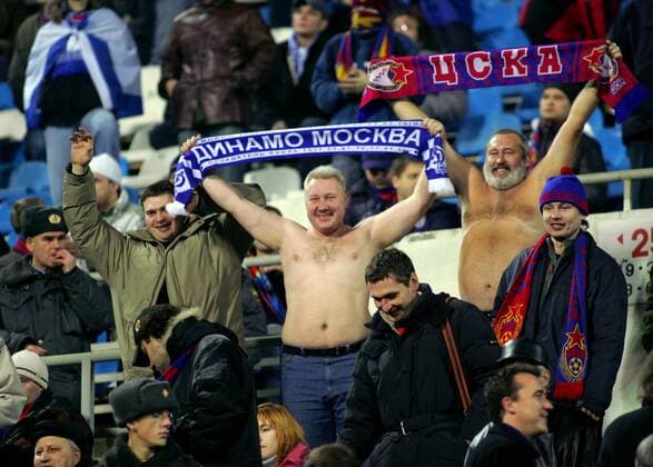 Zwei Fans von Dynamo Moskau und ZSKA Moskau zeigen mit freiem Oberkörper ihre Schals -  Fußball Herren Premier Liga 2006, 1. Russische Liga, CSKA Moskau - Dinamo Moskau 1:2 Gruppe Moskau Harmonie, Komik, Fußball Herren Premier Liga 2006, 1. Russische Liga, CSKA Moskau - Dinamo Moskau 1:2 Gruppe Moskau Harmonie, Komik,