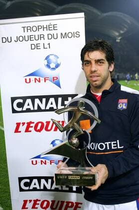 Juninho (Lyon) erhält als Spieler des Monats der Ligue Une den Pokal der UNFP -  (pan17561) Fußball Herren Ligue 1 2006 2007, 1. Französische Liga, Olympique Lyonnais, OL, Vdig Einzelbild Lyon Fußball Herren Ligue 1 2006 2007, 1. Französische Liga, Olympique Lyonnais, OL, Vdig Einzelbild Lyon  
