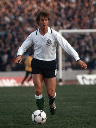 Rainer Bonhof (BR Deutschland) am Ball Fußball Länderspiel Herren WM 1978, Nationalteam, Nationaltrikot, Gruppe 2, Vneg Einzelbild La Plata Dynamik, Fußball Länderspiel Herren WM 1978, Nationalteam, Nationaltrikot, Gruppe 2, Vneg Einzelbild La Plata Dynamik,