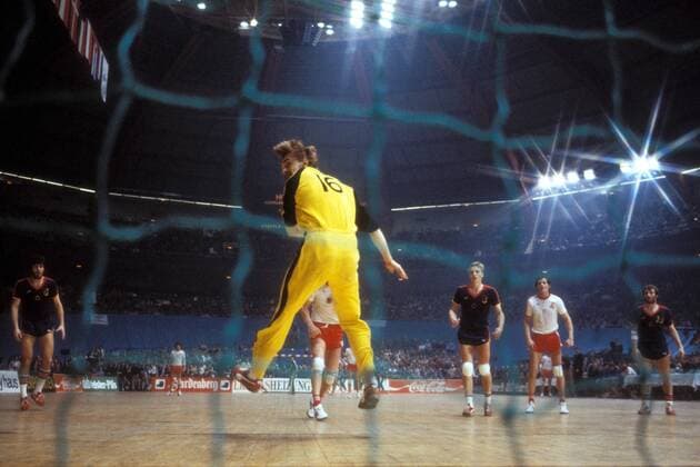Torwart Andreas Thiel (BR Deutschland) beim Siebenmeter Handball Länderspiel Herren WM 1982, Nationalmannschaft, Nationaltrikot, BRD - Tschechoslowakei 19:18, CSSR Totale Abwehr, Dynamik, Handball Länderspiel Herren WM 1982, Nationalmannschaft, Nationaltrikot, BRD - Tschechoslowakei 19:18, CSSR Totale Abwehr, Dynamik,