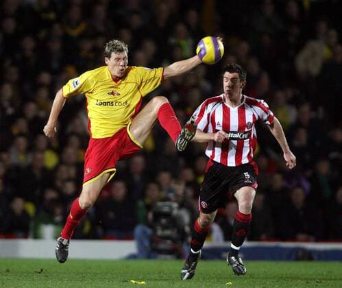 Darius Henderson (Watford, li.) nimmt den Ball scheinbar mit der Hand vor Chris Morgan (Sheffield United) -  Fußball Herren English Premier League 2006 2007, 1. Englische Liga, Watford FC - Sheffield United 0:1 Gruppe Watford Dynamik, Fußball Herren English Premier League 2006 2007, 1. Englische Liga, Watford FC - Sheffield United 0:1 Gruppe Watford Dynamik,