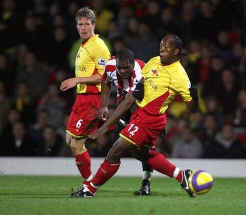 Christian Nade (Sheffield United, Mitte) setzt sich gegen Lloyd Doyley (re.) und Jay DeMerit (beide Watford) durch -  Fußball Herren English Premier League 2006 2007, 1. Englische Liga, Watford FC - Sheffield United 0:1 Gruppe Watford Dynamik, Fußball Herren English Premier League 2006 2007, 1. Englische Liga, Watford FC - Sheffield United 0:1 Gruppe Watford Dynamik,