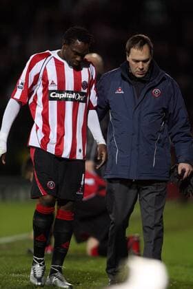 Claude Davis (Sheffield United, li.) muss verletzt vom Platz -  Fußball Herren English Premier League 2006 2007, 1. Englische Liga, Sheffield United Gruppe Watford Fußball Herren English Premier League 2006 2007, 1. Englische Liga, Sheffield United Gruppe Watford