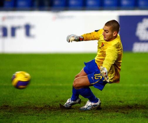 Mladen Petric (Basel), der nach einem Platzverweis seines Torhüters eingesprungen ist, pariert einen Elfmeter Fußball Herren UEFA Cup 2006 2007, Pokal, Europapokal, Europacup, FC Basel Einzelbild Basel Abwehr, Dynamik, Fußball Herren UEFA Cup 2006 2007, Pokal, Europapokal, Europacup, FC Basel Einzelbild Basel Abwehr, Dynamik, 