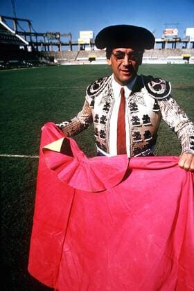 Trainer Max Merkel (Atletico Madrid) landestypisch als Torero verkleidet Fußball Herren Primera Division 1972 1973, 1. Spanische Liga, Atletico Madrid Einzelbild Aufnahmedatum geschätzt, Madrid Fußball Herren Primera Division 1972 1973, 1. Spanische Liga, Atletico Madrid Einzelbild Aufnahmedatum geschätzt, Madrid