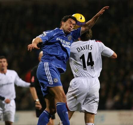 Michael Ballack (Chelsea, li.) gegen Kevin Davis (Bolton) -  Fußball Herren English Premier League 2006 2007, 1. Englische Liga, Bolton Wanderers - Chelsea FC London 0:1 Gruppe Bolton Kampf, Fußball Herren English Premier League 2006 2007, 1. Englische Liga, Bolton Wanderers - Chelsea FC London 0:1 Gruppe Bolton Kampf,