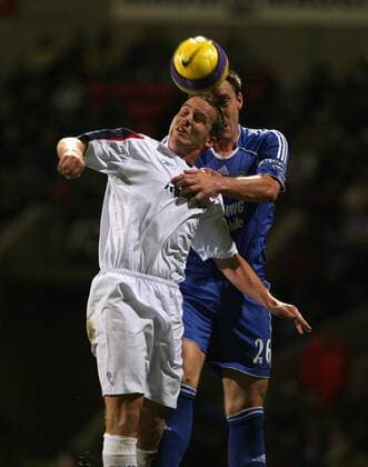 Kevin Davis (Bolton, li.) gegen John Terry (Chelsea) -  Fußball Herren English Premier League 2006 2007, 1. Englische Liga, Bolton Wanderers - Chelsea FC London 0:1 Gruppe Bolton Fußball Herren English Premier League 2006 2007, 1. Englische Liga, Bolton Wanderers - Chelsea FC London 0:1 Gruppe Bolton
