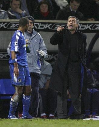 Trainer Jose Mourinho gibt lautstark Anweisungen, Ashley Cole (beide Chelsea) schenkt dem wenig Beachtung und läßt sich lieber etwas zutrinken reichen - EDITORIAL USE ONLY. No use with unauthorised audio, video, data, fixture lists, club league logos or live services. Online in-match use limited to 120 images, no video emulation. No use in betting, games or single club league player publications. Fußball Herren English Premier League 2006 2007, 1. Englische Liga, Chelsea FC London Gruppe Bolton Fußball Herren English Premier League 2006 2007, 1. Englische Liga, Chelsea FC London Gruppe Bolton