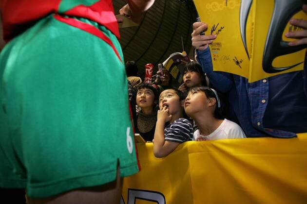 Junge japanische Volleyballfans schauen zu ihren Idolen auf -  Volleyball WM Herren FIVB World Grand Prix Final 2006, Nationalteam, japanischer, Länderspiel Gruppe Tokyo Volleyball WM Herren FIVB World Grand Prix Final 2006, Nationalteam, japanischer, Länderspiel Gruppe Tokyo