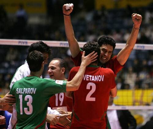 Schlußjubel Bulgarien, u.a. Krasimir Gaydarski (re.), Hristo Tsvetanov (2.v.re.) und Teodor Salparov - Volleyball WM Herren FIVB World Grand Prix 2006, Nationalteam, Nationaltrikot, Länderspiel, Spiel um Platz Drei, 3 Gruppe Tokyo Freude, Volleyball WM Herren FIVB World Grand Prix 2006, Nationalteam, Nationaltrikot, Länderspiel, Spiel um Platz Drei, 3 Gruppe Tokyo Freude,