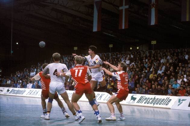 Markus Hochhaus (2.v.re., Deutschland) am Ball Handball Länderspiel Herren Nationalteam 1990, Nationaltrikot, Deutschland - Dänemark 27:20, Vdia Gruppe Dynamik, Handball Länderspiel Herren Nationalteam 1990, Nationaltrikot, Deutschland - Dänemark 27:20, Vdia Gruppe Dynamik,