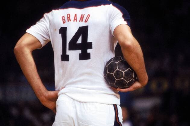 Heiner Brand (BR Deutschland) mit dem Ball in der Hand Handball Länderspiel Herren Super Cup 1981, Supercup, Nationalmannschaft, Nationaltrikot Einzelbild Aufnahmedatum geschätzt Handball Länderspiel Herren Super Cup 1981, Supercup, Nationalmannschaft, Nationaltrikot Einzelbild Aufnahmedatum geschätzt