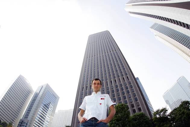 Ivan Basso (Italien) zwischen Wolkenkratzern in Tokyo - Radsport Herren Straßenradsport 2006, Straße, Rad, Shooting, Fotoshooting, Fototermin, Totale Tokyo Radsport Herren Straßenradsport 2006, Straße, Rad, Shooting, Fotoshooting, Fototermin, Totale Tokyo