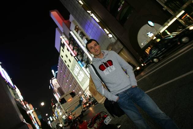 Ivan Basso (Italien) bei einem nächtlichen Stadtbummel in Ghinza, einem Stadtteil von Tokyo - Radsport Herren Straßenradsport 2006, Straße, Rad, Shooting, Fotoshooting, Fototermin, Einzelbild Tokyo Radsport Herren Straßenradsport 2006, Straße, Rad, Shooting, Fotoshooting, Fototermin, Einzelbild Tokyo