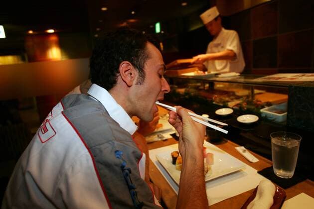 Ivan Basso (Italien) stärkt sich in einer Sushi Bar - Radsport Herren Straßenradsport 2006, Straße, Rad, Shooting, Fotoshooting, Fototermin, Einzelbild Tokyo Radsport Herren Straßenradsport 2006, Straße, Rad, Shooting, Fotoshooting, Fototermin, Einzelbild Tokyo