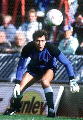 Torwart Peter Shilton (Derby) fixiert den Ball -  Fußball Herren English First Division 1987 1988, One, 1. Englische Liga, Derby County Einzelbild Derby Fußball Herren English First Division 1987 1988, One, 1. Englische Liga, Derby County Einzelbild Derby