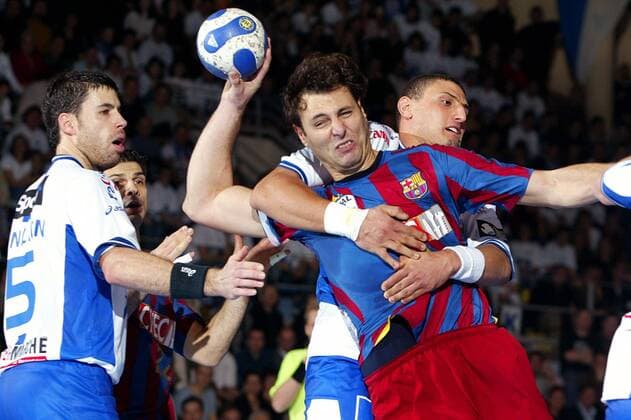 Jerome Fernandez (FC Barcelona, Mitte) gegen Wissem Hmam (re., Montpellier) - (pan17677) Handball EC 1 Herren Champions League 2006 2007, Montpellier HB - FC Barcelona 28:25, Barca Gruppe Montpellier Dynamik, Kampf, Handball EC 1 Herren Champions League 2006 2007, Montpellier HB - FC Barcelona 28:25, Barca Gruppe Montpellier Dynamik, Kampf,