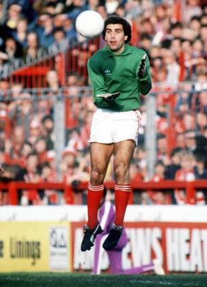 Torwart Peter Shilton (Nottingham Forest) fängt den Ball -  Fußball Herren English First Division 1978 1979, One, 1. Englische Liga, Nottingham Forest Einzelbild Nottingham Dynamik, Höhe, Fußball Herren English First Division 1978 1979, One, 1. Englische Liga, Nottingham Forest Einzelbild Nottingham Dynamik, Höhe,