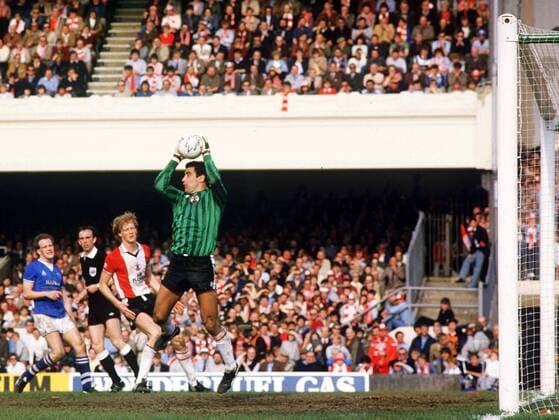 Torwart Peter Shilton (Southampton) fängt den Ball - Fußball Herren FA Cup 1983 1984, Pokal, Pokalspiel, Halbfinale, FC Everton - FC Southampton 1:0 Totale London Abwehr, Fußball Herren FA Cup 1983 1984, Pokal, Pokalspiel, Halbfinale, FC Everton - FC Southampton 1:0 Totale London Abwehr,