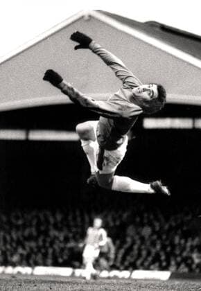 Torwart Peter Shilton (Stoke) - Flugeinlage -  Fußball Herren English First Division 1974 1975, One, 1. Englische Liga, Stoke City Einzelbild Stoke Abwehr, Dynamik, Höhe, Fußball Herren English First Division 1974 1975, One, 1. Englische Liga, Stoke City Einzelbild Stoke Abwehr, Dynamik, Höhe,