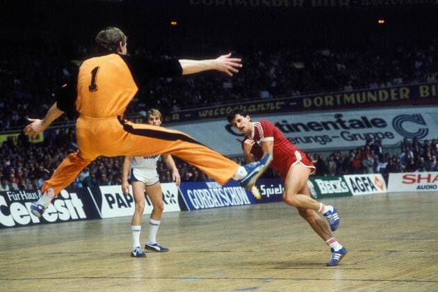 Torwart Andreas Thiel (BR Deutschland) in Aktion Handball Länderspiel Herren Super Cup 1985, Supercup, Nationalmannschaft, Nationaltrikot Gruppe Aufnahmedatum geschätzt Abwehr, Dynamik, Höhe, Handball Länderspiel Herren Super Cup 1985, Supercup, Nationalmannschaft, Nationaltrikot Gruppe Aufnahmedatum geschätzt Abwehr, Dynamik, Höhe,