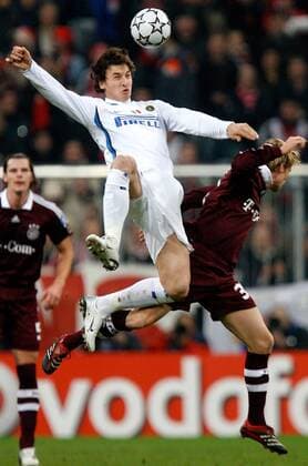 Zlatan Ibrahimovic (li., Inter) gegen Andreas Ottl (Bayern) Fußball EC 1 Herren Champions League 2006 2007, FC Bayern München - FC Internazionale Mailand, Vdig Gruppe München Dynamik, Höhe, Fußball EC 1 Herren Champions League 2006 2007, FC Bayern München - FC Internazionale Mailand, Vdig Gruppe München Dynamik, Höhe,