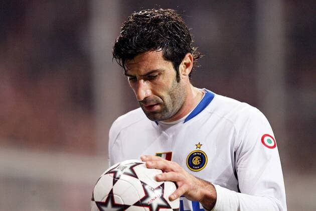 Luis Figo (Inter) beschwört den offiziellen Spielball der Champions League 2006 2007 Fußball EC 1 Herren Champions League 2006 2007, FC Internazionale Mailand Einzelbild München Nachdenklichkeit, Fußball EC 1 Herren Champions League 2006 2007, FC Internazionale Mailand Einzelbild München Nachdenklichkeit,