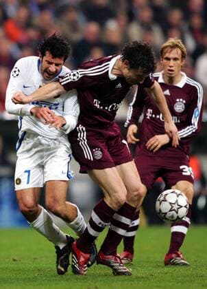 Luis Figo (li., Inter) gegen Mark van Bommel (Bayern) Fußball EC 1 Herren Champions League 2006 2007, FC Bayern München - FC Internazionale Mailand, Vdig Gruppe München Dynamik, Kampf, Fußball EC 1 Herren Champions League 2006 2007, FC Bayern München - FC Internazionale Mailand, Vdig Gruppe München Dynamik, Kampf,