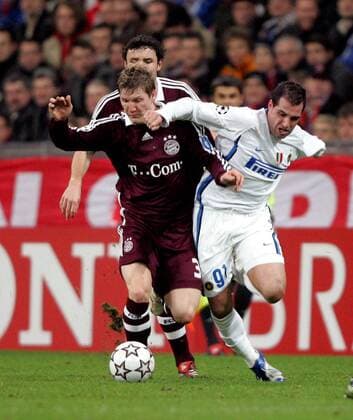 Mariano Gonzalez (re., Inter) gegen Bastian Schweinsteiger (Bayern) Fußball EC 1 Herren Champions League 2006 2007, FC Bayern München - FC Internazionale Mailand, Vdig Gruppe München Dynamik, Kampf, Fußball EC 1 Herren Champions League 2006 2007, FC Bayern München - FC Internazionale Mailand, Vdig Gruppe München Dynamik, Kampf,