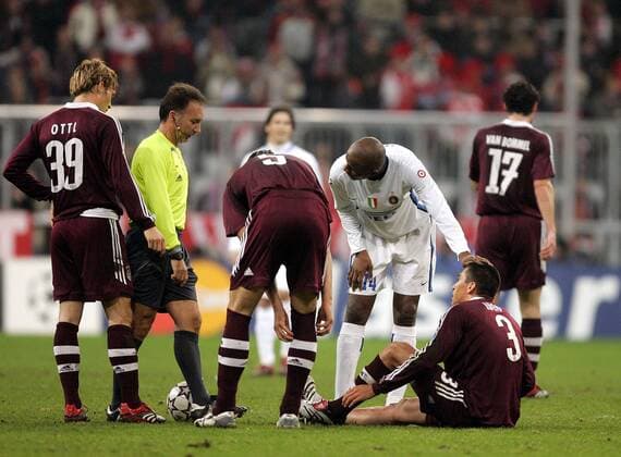 Patrick Vieira (2.v.re., Inter) entschuldigt sich bei Lucio (re.), Andreas Ottl (li., beide Bayern) und Schiedsrichter Luis Medina Cantalejo (Spanien) schauen zu Fußball EC 1 Herren Champions League 2006 2007, FC Bayern München - FC Internazionale Mailand, Vdig Gruppe München Fußball EC 1 Herren Champions League 2006 2007, FC Bayern München - FC Internazionale Mailand, Vdig Gruppe München