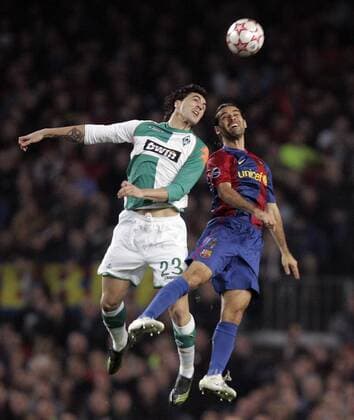 Hugo Almeida (Bremen, li.) gegen Rafael Marquez (FC Barcelona) Fußball EC 1 Herren Champions League 2006 2007, FC Barcelona - SV Werder Bremen 2:0, Barca Gruppe Barcelona Fußball EC 1 Herren Champions League 2006 2007, FC Barcelona - SV Werder Bremen 2:0, Barca Gruppe Barcelona